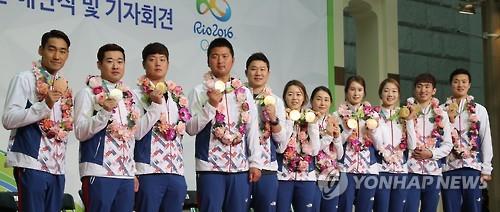 South Korean medalists at the Rio de Janeiro Olympics pose for photo at Incheon International Airport, west of Seoul, on Aug. 24, 2016.