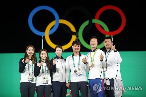 South Korean Olympic archers pose for photos after completing a gold medal sweep at the Rio de Janeiro Summer Games on Aug. 12, 2016. From left: Choi Mi-sun, Chang Hye-jin, Ki Bo-bae, Kim Woo-jin, Ku Bon-chan and Kim Woo-jin. 