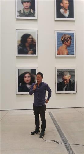 Back Seung-woo talks about his work "Betweenless," hung on the wall behind him at the Seoul branch of the Museum of Modern and Contemporary Art (MMCA) during a press meeting for the Korea Artist Prize 2016 by the MMCA on Aug. 30, 2016.