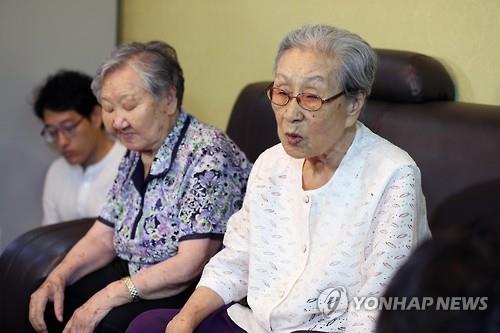 Gil Won-ok (L) and Kim Bok-dong (R), victims of Japan's sexual enslavement during World War II, hold a press conference in Seoul on Aug. 26, 2016. 