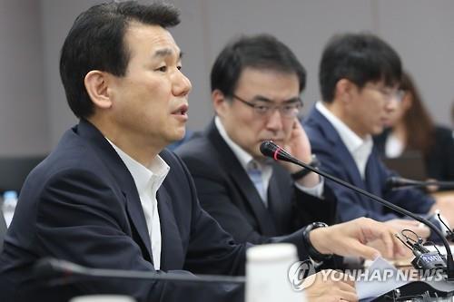 Jeong Eun-bo(L), vice chairman of the Financial Services Commission, speaks during an emergency meeting to tackle Hanjin Shipping's receivership filing on Aug. 31, 2016. 