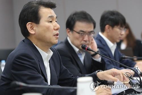 Jeong Eun-bo(L), vice chairman of the Financial Services Commission, speaks during an emergency meeting to tackle Hanjin Shipping's receivership filing on Aug. 31, 2016.