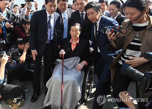Lotte founder Shin Kyuk-ho, 95, arrives in a wheelchair at Seoul National University Hospital in downtown Seoul on May 16, 2016, to undergo a psychiatric evaluation. 