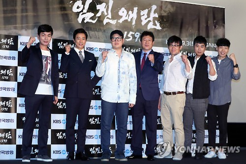 Producer Kim Han-sol (3rd from L), actor Choi Soo-jong (2nd from L), actor Kim Eung-soo (C) and other members of the cast pose for a photo during a press conference promoting "1592 War" at a cinema in central Seoul on Sept. 1, 2016.