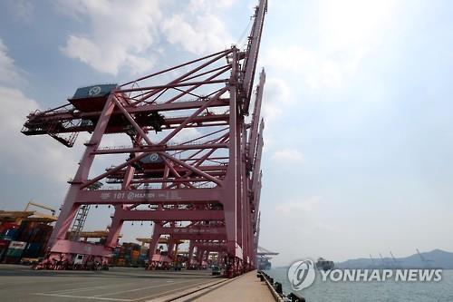 A crane handling Hanjin Shipping's containers remains idle at a port in Busan on Sept. 1, 2016. 