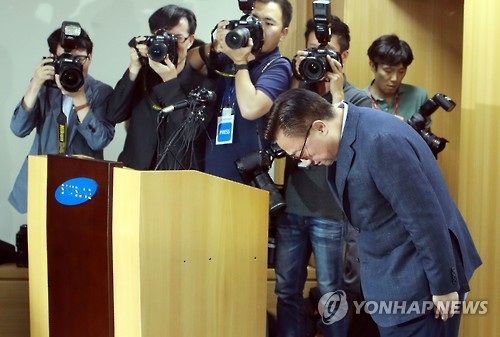 Koh Dong-jin, head of Samsung's mobile business division, bows deeply to apologize for the global recall of Galaxy Note 7 in a news conference in Seoul on Sept. 2, 2016.