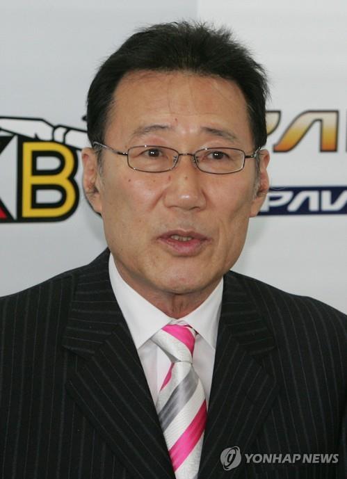 This file photo, dated May 2006, shows renowned baseball commentator Ha Il-sung speaking during a press conference at the headquarters of the Korea Baseball Organization in Seoul to mark his election as the organization's secretary general. Ha, 67, was found dead in his office in Seoul on Sept. 8, 2016.