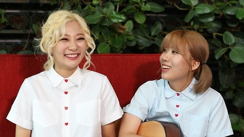 Ahn Ji-young (L) and Woo Ji-yoon of South Korean indie duo Bolbbalgan4 smile during an interview with Yonhap News Agency in central Seoul on Sept. 7, 2016