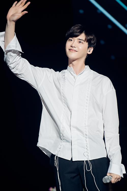 South Korean star actor Lee Jong-suk shows up at the meet-and-greet fan event held in southeastern Seoul on Sept. 10, 2016. This photo was provided by the YG Entertainment.