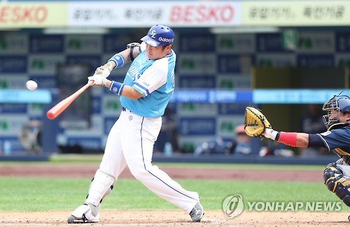 Choi Hyoung-woo of the Samsung Lions gets a base hit against the NC Dinos in their Korea Baseball Organization game in Daegu on Sept. 11, 2016. 