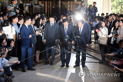 Shin Dong-bin (C), the chief of the embattled South Korean retail giant Lotte, bows before entering the Seoul Central District Prosecutors' Office on Sept. 20, 2016. Prosecutors called in the business tycoon as a suspect as the high-profile corruption probe into the country's fifth-largest conglomerate neared its conclusion.
