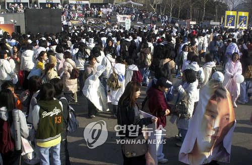 This file photo shows South Korean fans heading to see the good-bye concert of the South Korean boy group H.O.T., which dominated the K-pop scene from 1996-2001. 