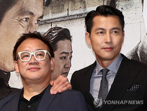 Director Kim Sung-soo (L) and actor Jung Woo-sung 