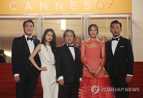 In this photo released by the Associated Press on May 14, 2016, South Korean director Park Chan-wook (C) poses for photographers with actors Ha Jung-woo, Kim Tae-ri, Kim Min-hee and Jo Jin-woong (from L) at the screening of his film "The Handmaiden" at the 69th Cannes Film Festival in Cannes, France.