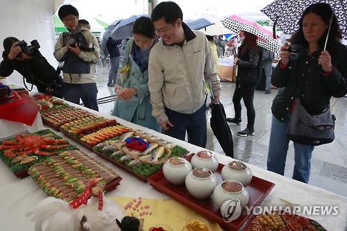 An outdoor exhibition of Korean food in Seoul in November 2015.