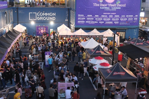Craft beer lovers crowd the Common Ground mall in eastern Seoul, the venue for the Beer Week Seoul fete, on Sept. 21, 2016.