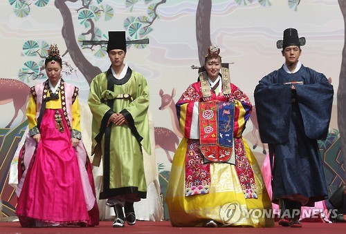 A hanbok fashion show is held on Gwanghwamun Plaza in Seoul on Sept. 23, 2016. 