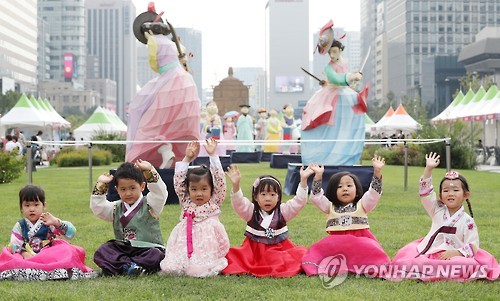Children dressed in hanbok pose for a photo on Gwanghwamun Plaza in Seoul on Sept. 23, 2016. 