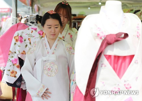 Two girls try on hanbok during the "2016 Jongno Hanbok Festival" on Gwanghwamun Plaza in Seoul on Sept. 23, 2016.