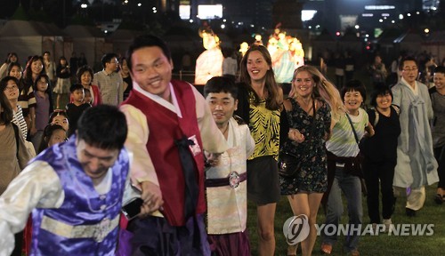 The traditional Korean dance, ganggangsullae, is performed on Gwanghwamun Plaza in Seoul on Sept. 23, 2016. 