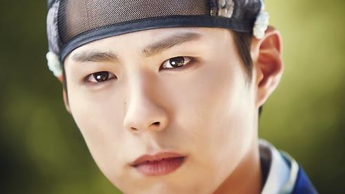 This image shows Park Bo-gum in the drama "Love in the Moonlight."