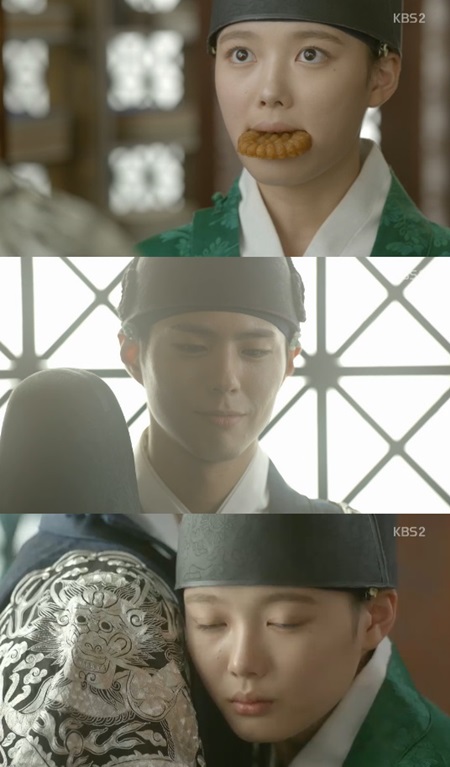 This image shows stills from "Love in the Moonlight." In the first still, Hong Ra-on bites a yakgwa placed in her mouth by Lee Yeong.