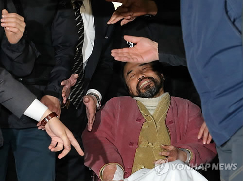 Kim Ki-jong enters a Seoul court on March 6, 2015, to be questioned on the legality of an arrest warrant sought by prosecutors for the attempted murder of U.S. Ambassador Mark Lippert. Kim slashed Lippert on the face and wrist in a show of discontent over bilateral military drills. 