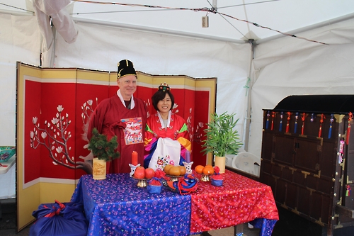 Visitors try on Korean traditional dress, "hanbok," during the Itaewon Global Village Festival in Itaewon, central Seoul, on Oct. 15, 2016