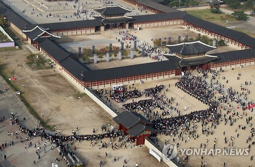 Thousands of people gather to see the cast of "Love in the Moonlight" at Gyeongbok Palace in Seoul on Oct. 19, 2016.