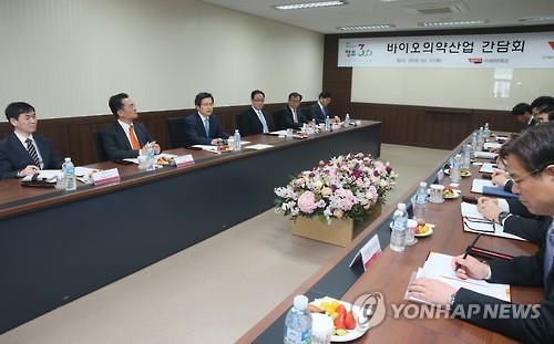 Prime Minister Hwang Kyo-ahn holds a meeting in Songdo in the western port city of Incheon on March 31, 2016, to discuss measures to boost biotech and medical industry. 