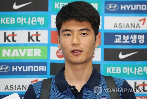 South Korea football team captain Ki Sung-yueng speaks to reporters at Incheon International Airport in Incheon on Oct. 7, 2016, four days ahead of their 2018 FIFA World Cup qualifier against Iran. 