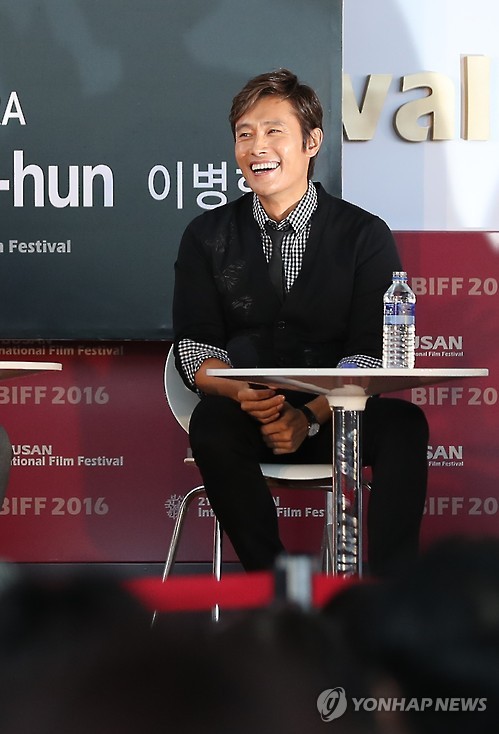 Actor Lee Byung-hun smiles during the "Open Talk" outdoor interview program hosted by the Korean film reporters' association at the 21st Busan International Film Festival on Oct. 7, 2016.
