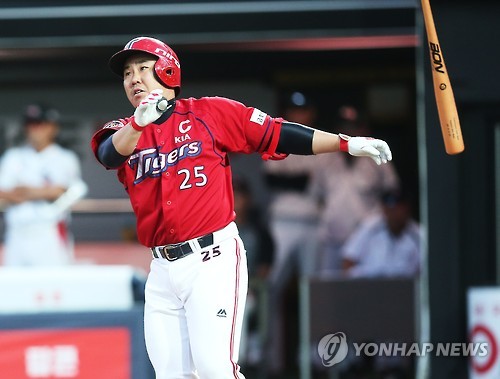 Lee Bum-ho of the Kia Tigers watches his two-run home run against the KT Wiz in their Korea Baseball Organization game in Suwon, Gyeonggi Province, on July 6, 2016. 