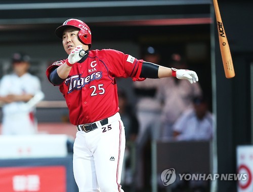 Lee Bum-ho of the Kia Tigers watches his two-run home run against the KT Wiz in their Korea Baseball Organization game in Suwon, Gyeonggi Province, on July 6, 2016.