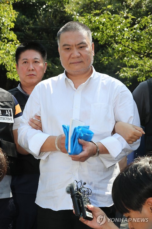 Chinese murder suspect Chen Guorui speaks to reporters after reenacting his crime in the city of Jeju on Sept. 22, 2016. Chen was arrested on Sept. 17 on suspicion of killing a 61-year-old South Korean woman who was praying at a Catholic church the same day.
