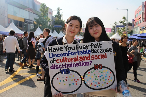 Students conduct a survey on multiculturalism during the Itaewon Global Village Festival in Itaewon, central Seoul, on Oct. 15, 2016.