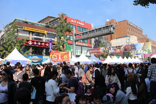 Different food stands greet visitors during the Itaewon Global Village Festival in Itaewon, central Seoul, on Oct. 15, 2016. 