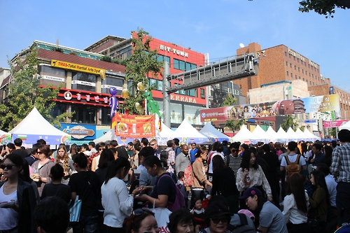 Different food stands greet visitors during the Itaewon Global Village Festival in Itaewon, central Seoul, on Oct. 15, 2016.