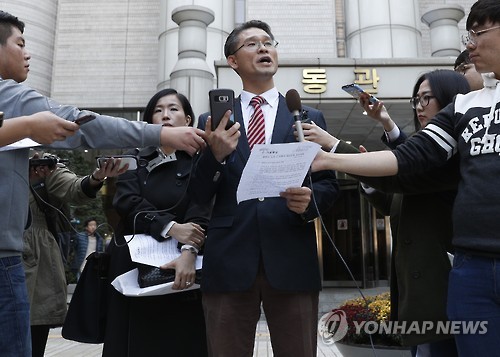 Lawyer Ko Young-yeel (C) speaks during a press conference held in front of the Seoul Central District Court on Oct. 24, 2016, before filing a suit against Samsung Electronics Co., representing hundreds of owners of the Galaxy Note 7 smartphone. Earlier in the month, Samsung permanently halted sales and production of the fire-prone Note 7, about two months after the device's launch.