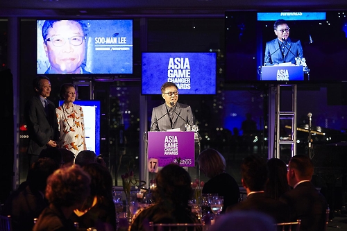 This image, provided by S.M. Entertainment, shows Lee Soo-man, the founding chairman the talent agency, giving an award speech at the 2016 Asia Game Changer Awards ceremony held at United Nations headquarters in New York on Oct. 27 (local time). Lee receives a prestigious award from U.S. non-profit organization Asia Society for his role in the globalization of K-pop.