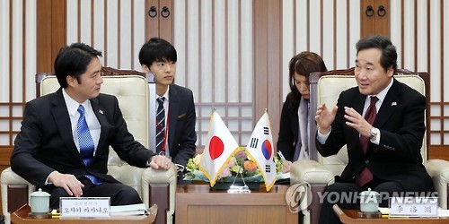 South Korea's South Jeolla Gov. Lee Nak-yon (R) talks with Japan's Kochi Gov. Masanao Ozaki in Muan, the capital city of South Jeolla Province, on Oct. 31, 2016, in this photo released by the South Jeolla provincial government. South Jeolla and Kochi signed a pact the same day on a sister relationship to strengthen their exchanges and cooperation.