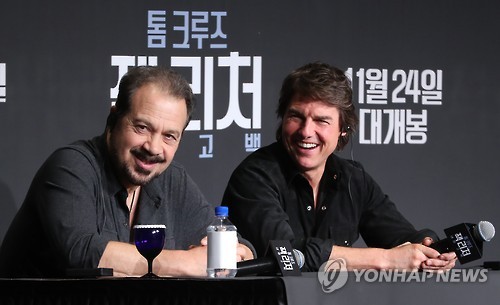 Director Edward Zwick (L) and actor Tom Cruise smile during a news conference for "Jack Reacher: Never Go Back" in Seoul on Nov. 7, 2016.