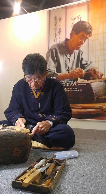 Kim Jong-dae, South Korea's master artisan to make "Yundo," or a geomantic compass, demonstrates his work at the Grand Exhibition of Korean Intangible Cultural Heritages in the Korea International Exhibition Center (KINTEX) in Goyang, north of Seoul, on Nov. 11, 2016. 