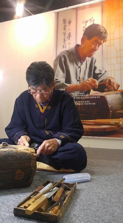 Kim Jong-dae, South Korea's master artisan to make "Yundo," or a geomantic compass, demonstrates his work at the Grand Exhibition of Korean Intangible Cultural Heritages in the Korea International Exhibition Center (KINTEX) in Goyang, north of Seoul, on Nov. 11, 2016.