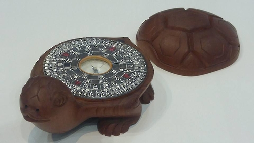 A turtle-shaped "Yundo," or a geomantic compass, by Kim Jong-dae is shown in the photo taken at the Grand Exhibition of Korean Intangible Cultural Heritages in the Korea International Exhibition Center (KINTEX) in Goyang, north of Seoul on Nov. 11, 2016.