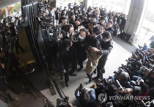 Lee Jae-man, a former presidential secretary for administrative affairs, passes through a huge crowd of reporters to enter the Seoul Central District Prosecutors' Office for questioning on Nov. 14, 2016.