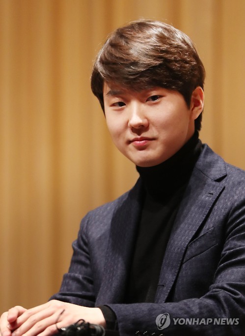 South Korean pianist Cho Seong-jin attends a press conference held in eastern Seoul on Nov. 16, 2016.