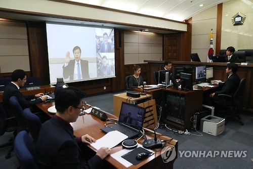 Court officials hold a mock trial to test remote interrogation via video cameras at the Seoul Central District Court in southern Seoul on Nov. 9, 2016. The court questioned a witness living on the country's resort island of Jeju on Nov. 16, 2016, marking the first time for a local court to use such technology since the Civil Procedure Act was revised in September.