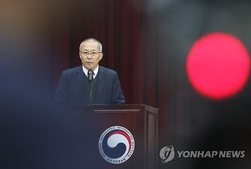 Choi Byung-nam, head of the National Geographic Information Institute, talks to reporters on Nov. 18, 2016. The institute, under the Ministry of Land, Infrastructure and Transport, decided not to allow global giant Google Inc. to export government-supplied map data outside the country, citing caution against possible security breaches that might aid North Korea.