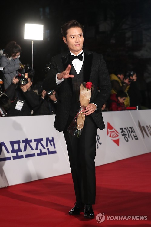 Actor Lee Byung-hun walks on the red carpet during the 2016 Blue Dragon Awards ceremony at Kyunghee University in eastern Seoul on Nov. 25, 2016.